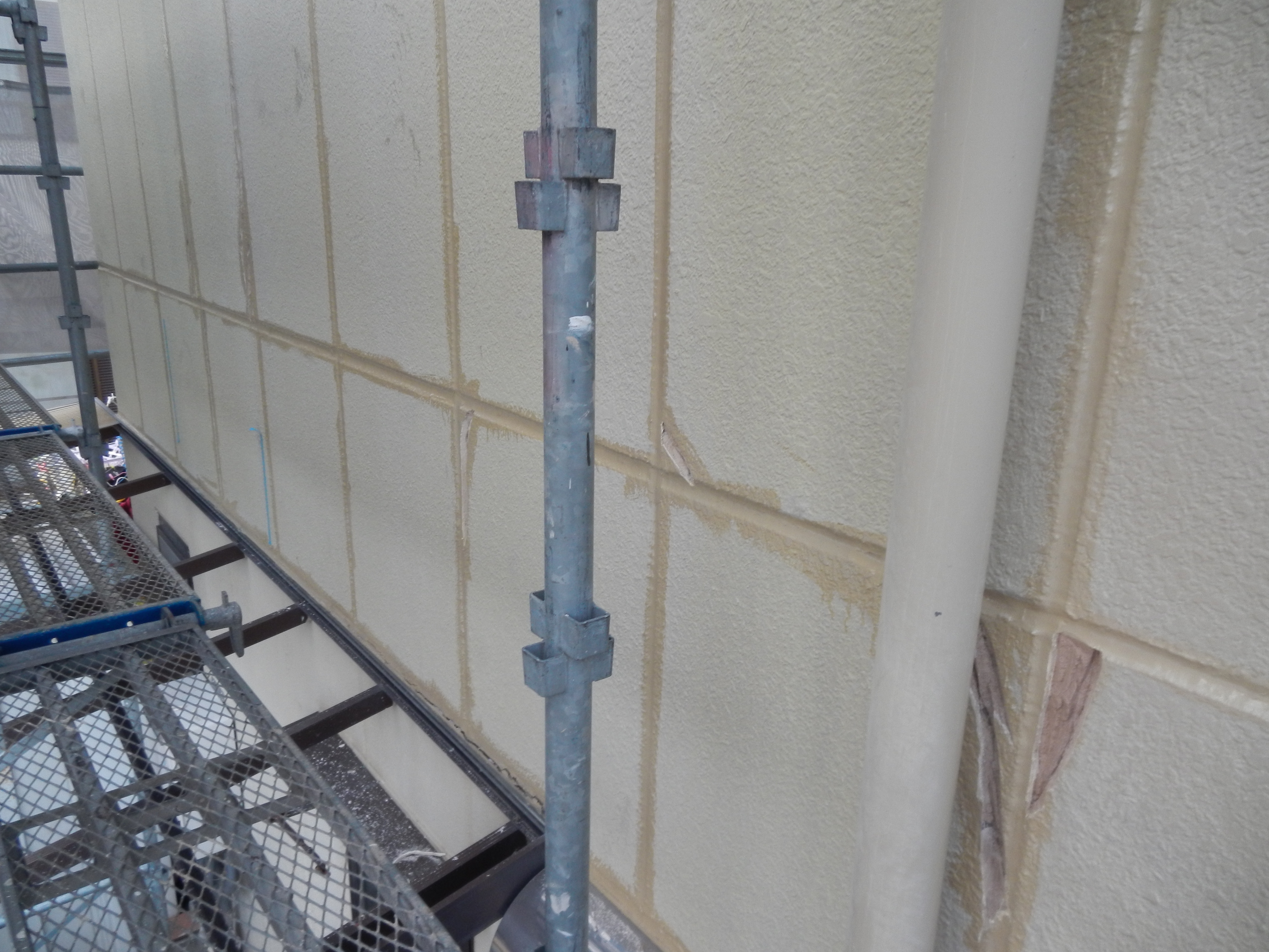 外壁ALCのシーリングのプライマー塗布