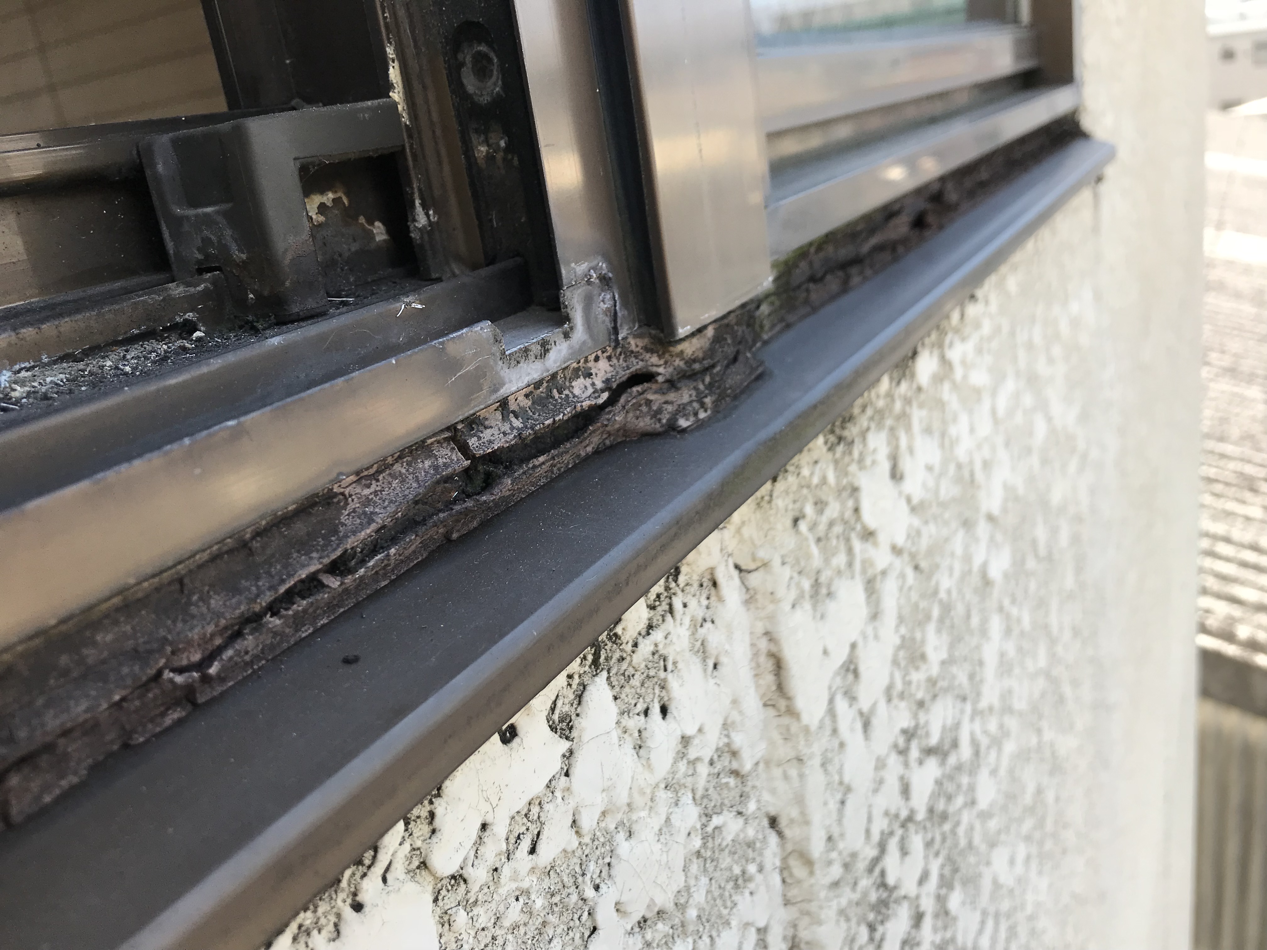 サッシ水切り上シーリング剥離